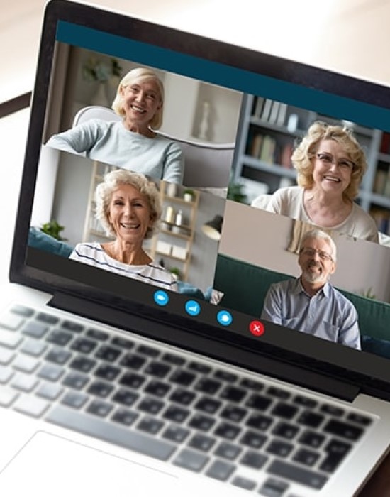 Persona mayor realizando videoconferencia con un portátil