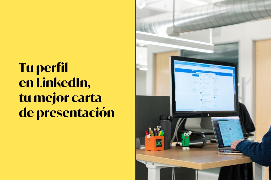 Persona trabajando con dos pantallas de ordenador