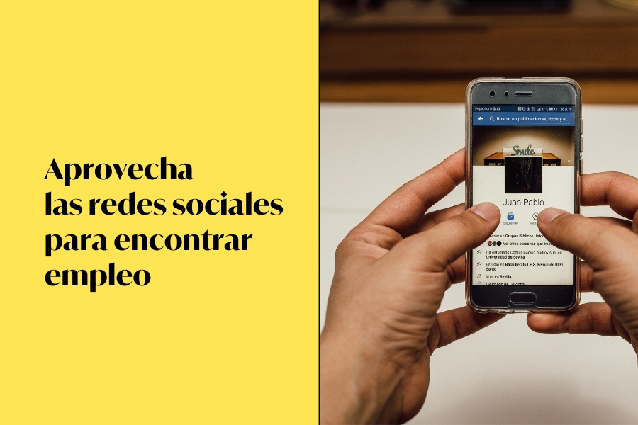 Unas manos sujetan un móvil dentro de Facebook