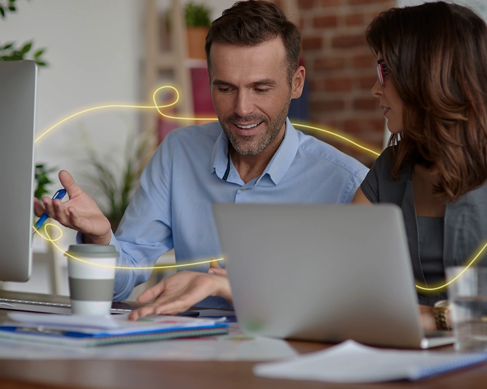 Dos personas usando el servicio de Asesoramiento 012