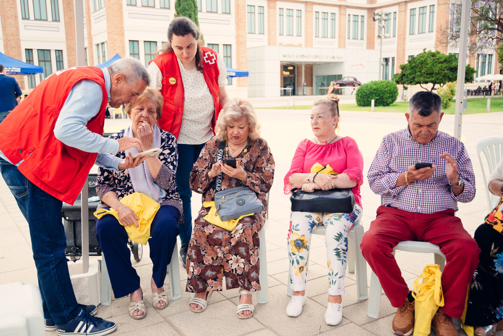 Grupo de mayores participantes del proyecto de Acompañamiento digital. Programa Click_A