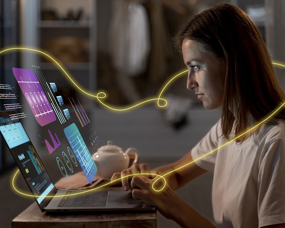 Mujer utilizando recursos para digitalizar su empresa