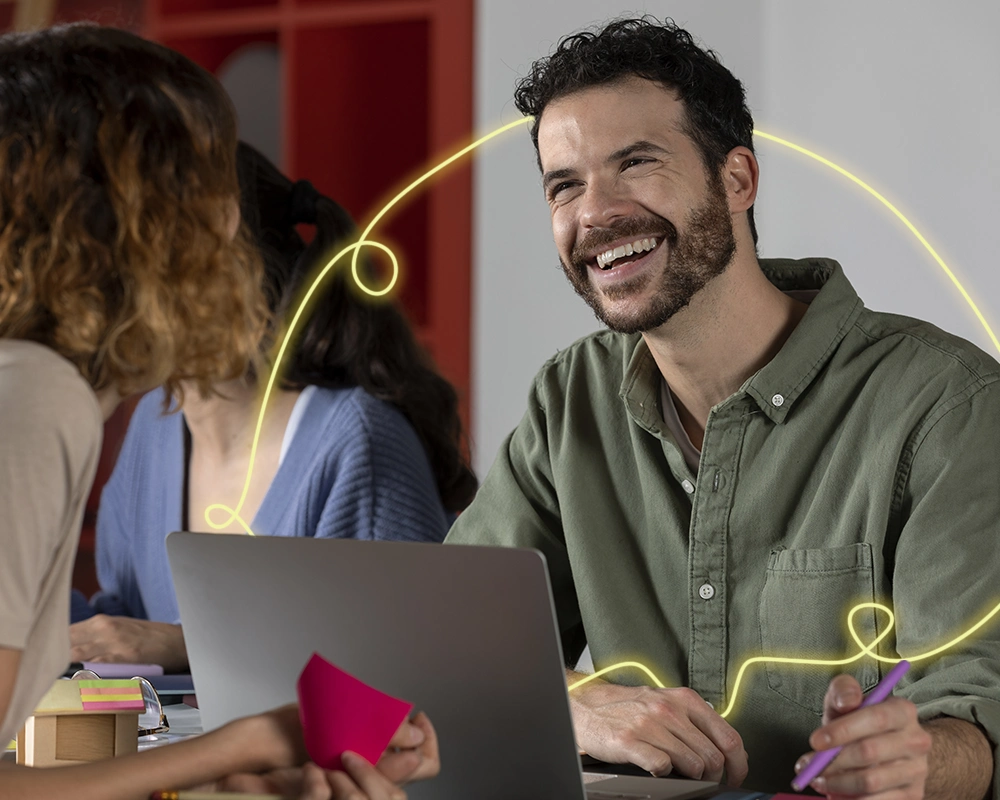 Fotografía de un hombre participando en el Programa Coworking de Nodos Tecnológicos