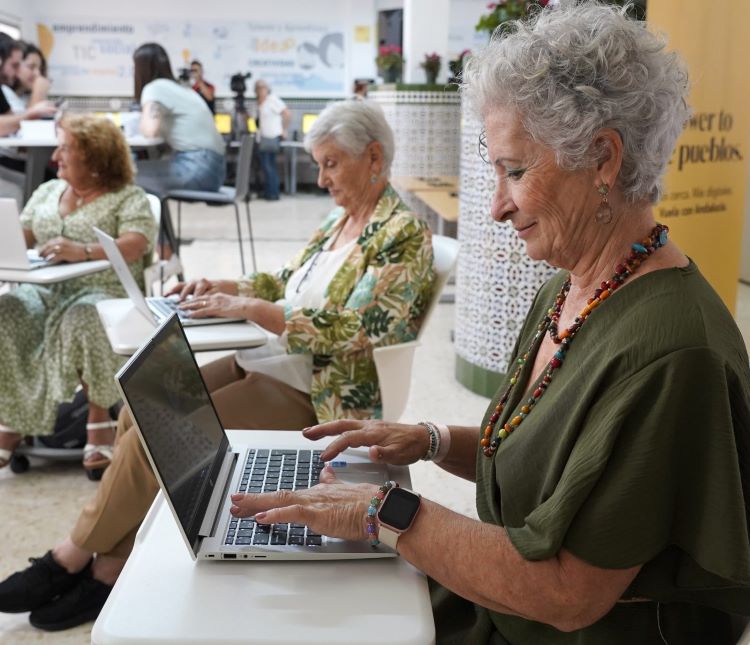 Personas con un portátil en un espacio Punto Vuela