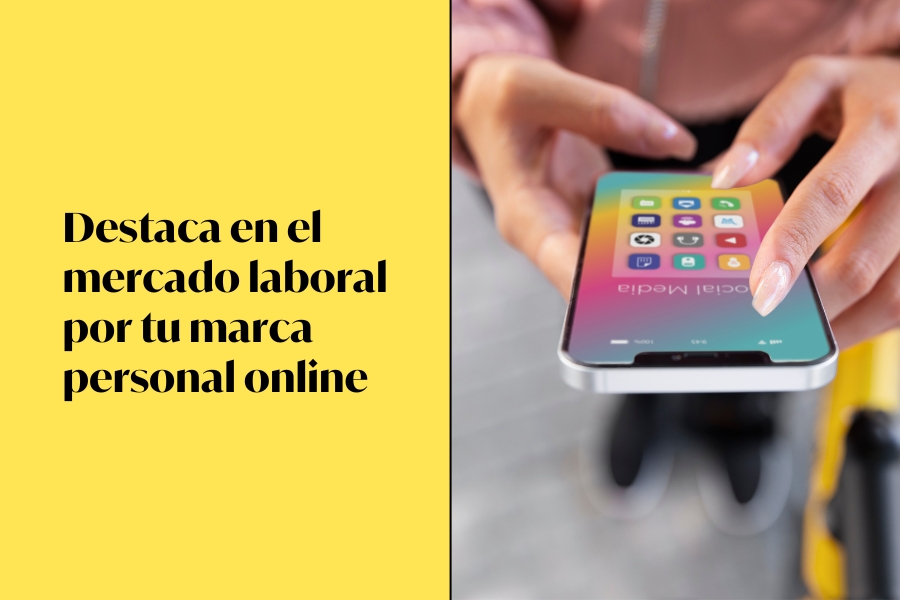 Manos sujetando un móvil