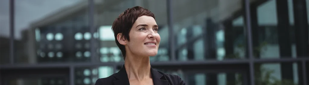 Mujer empresaria mira hacia arriba