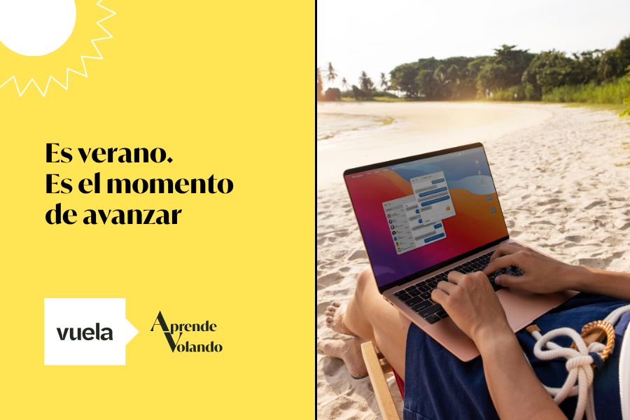 Mujer usando un portátil apoyado sobre sus piernas y sentada en la playa