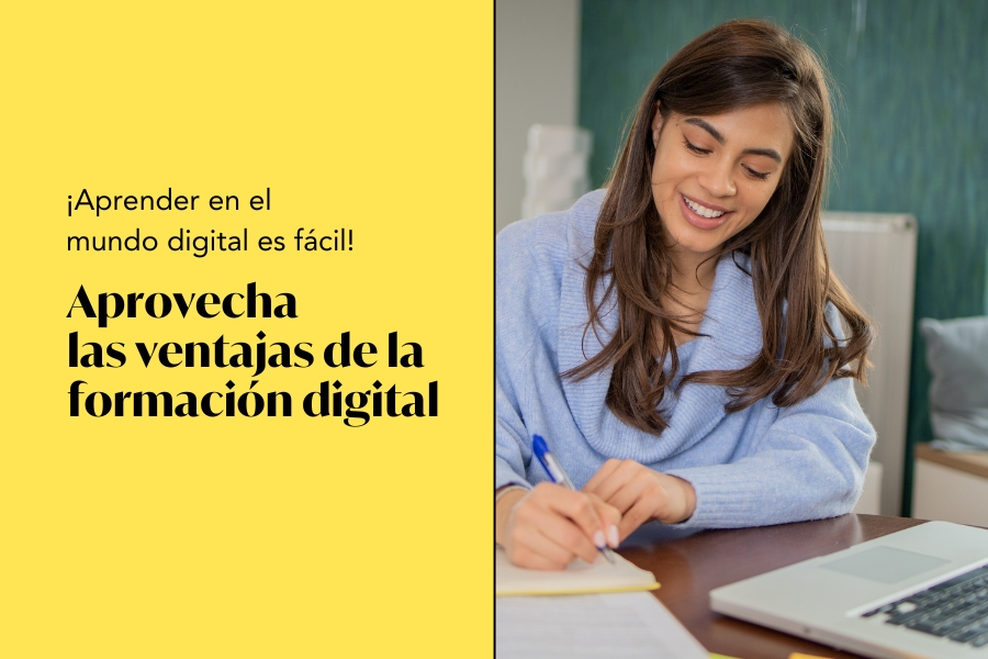 Una mujer apuntando notas en una libreta y un ordenador