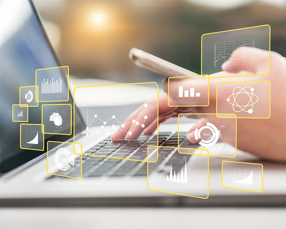 Manos usando un teclado y un móvil