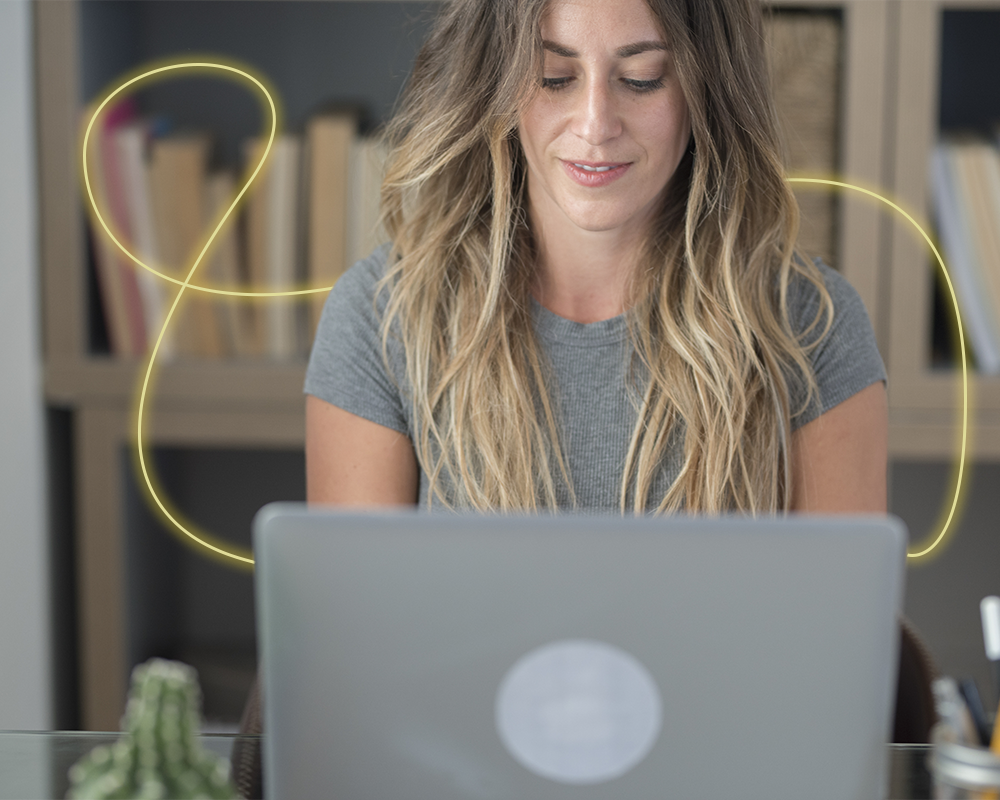 Mujer usando un portátil