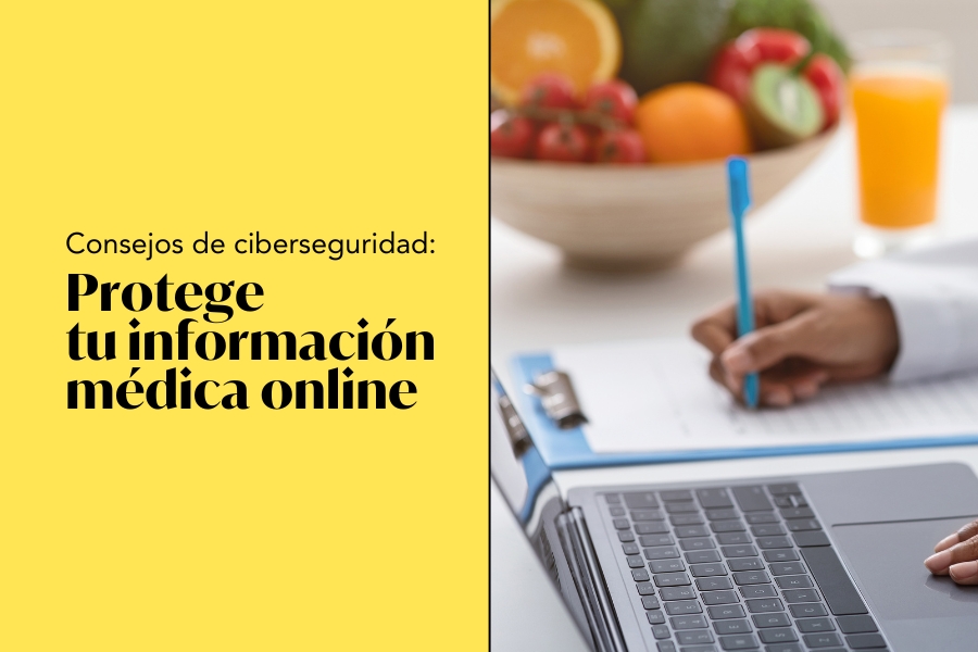 Un sanitario utilizando un ordenador