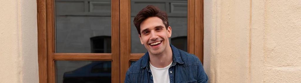 Chico joven sonriente posa ante la cámara