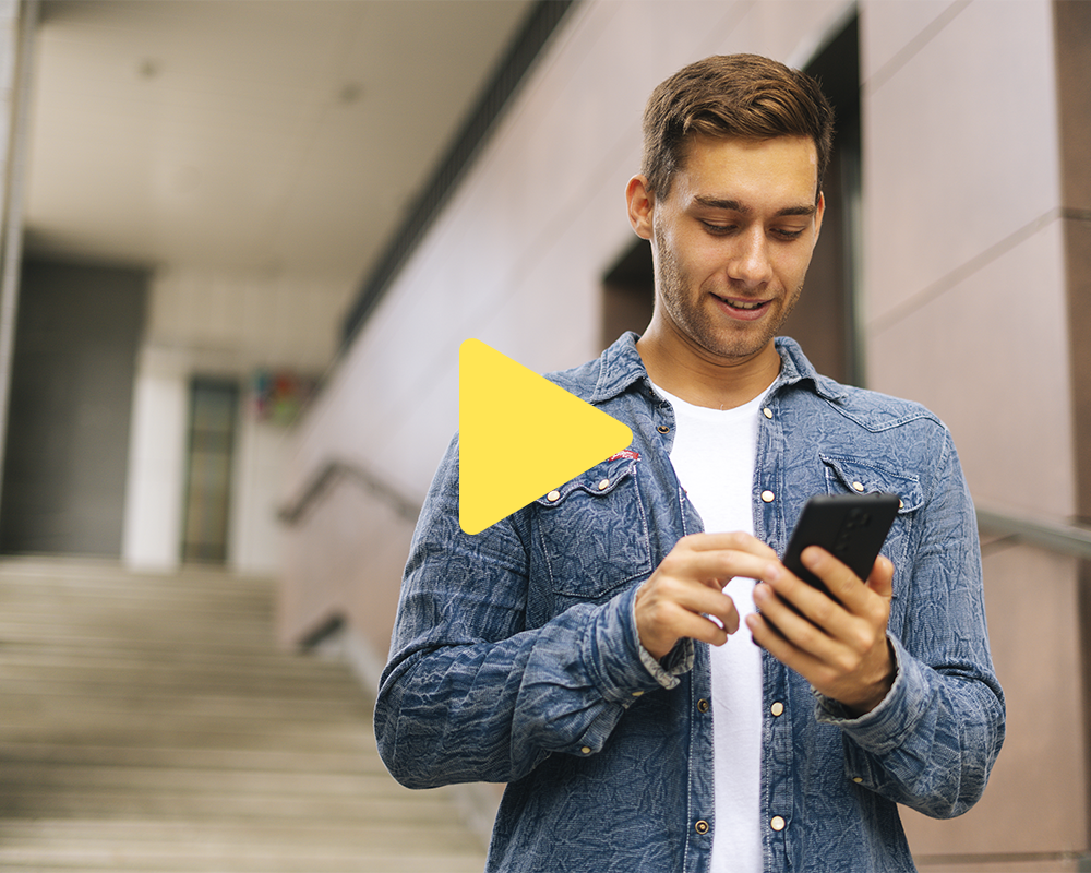 Hombre usando el móvil para conectarse a la Red WiFi Andalucía Vuela