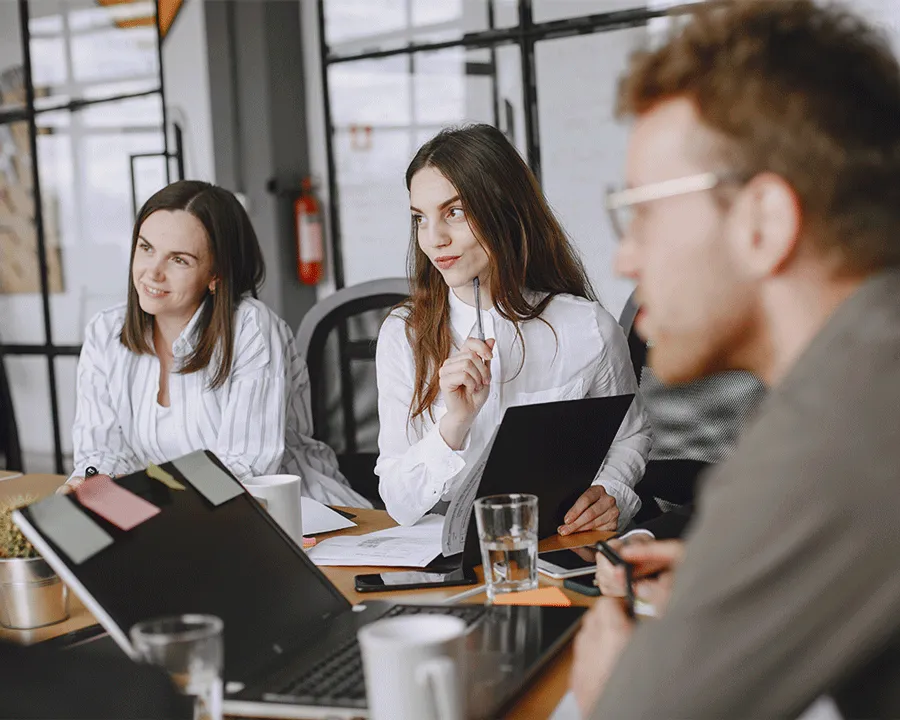Grupo de personas en una sala de reunión
