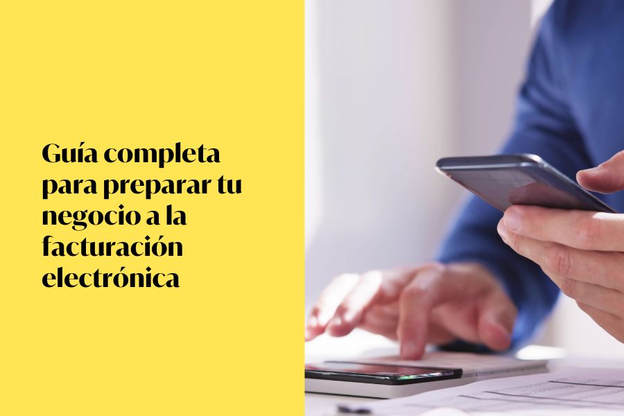 Manos sujetando un móvil y con una calculadora