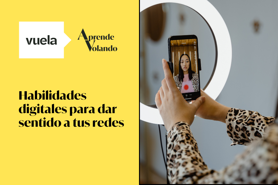 Mujer joven haciendo vídeo selfie