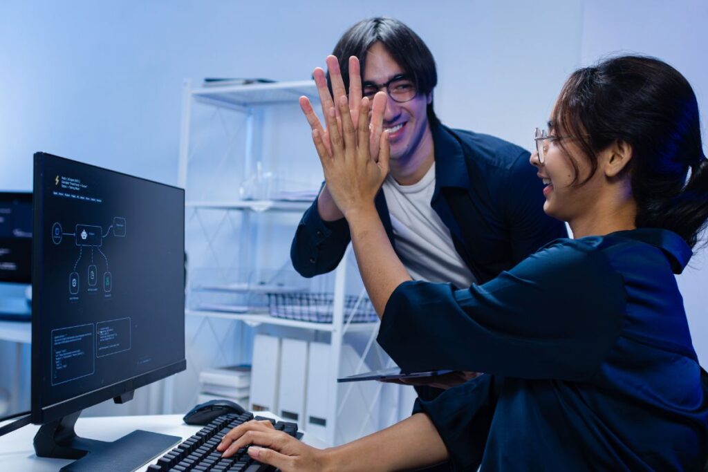 Un hombre y una mujer trabajan en el desarrollo de aplicaciones web