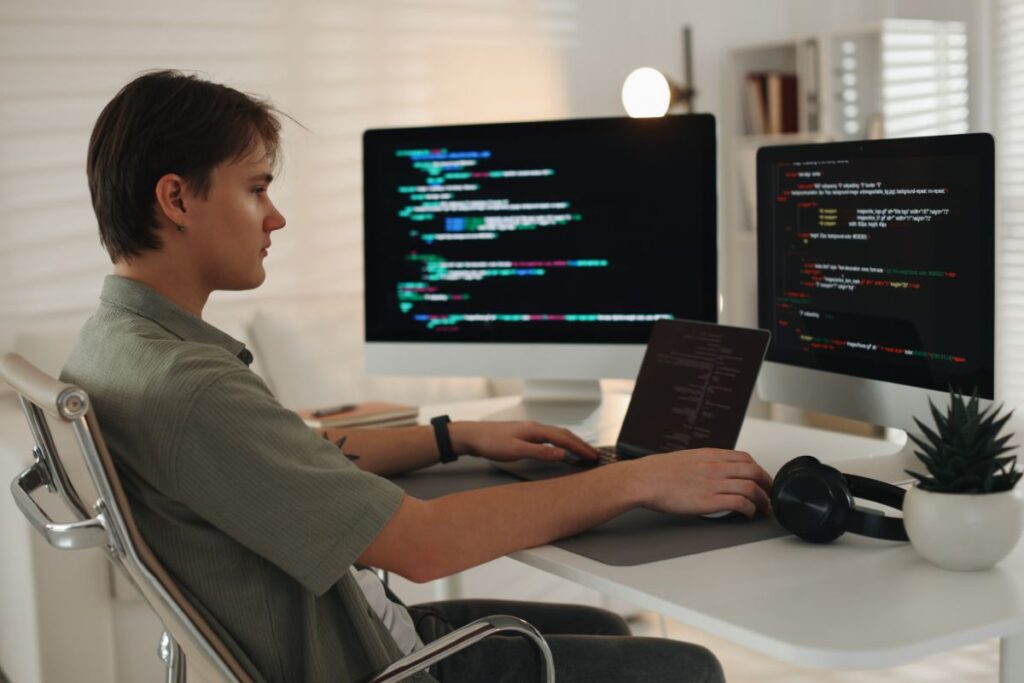 Joven experto en transformación digital trabajando en una oficina