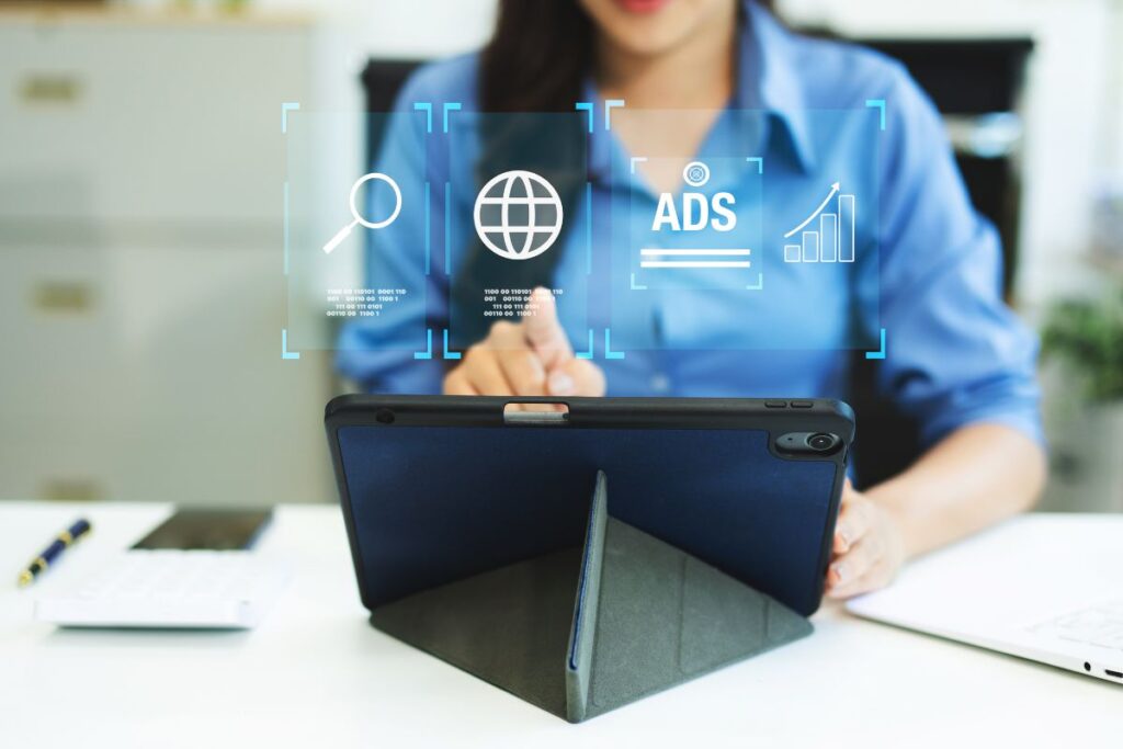 Mujer joven trabajando con una tablet