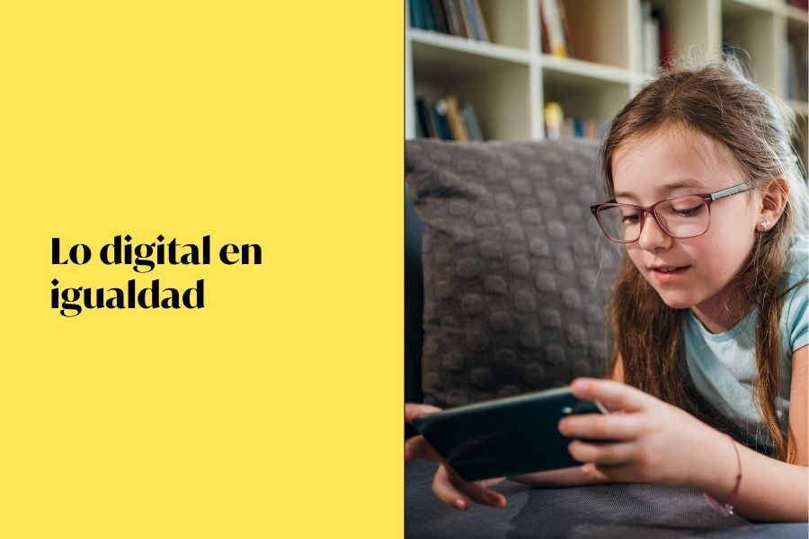 Niña utilizando un móvil