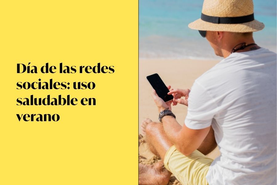 Día de las redes sociales: uso saludable en verano. Un hombre usando el móvil en la playa