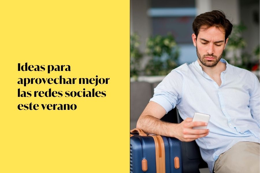 Ideas para aprovechar mejor las redes sociales este verano. Hombre mirando el móvil antes de embarcar en el avión para sus vacaciones