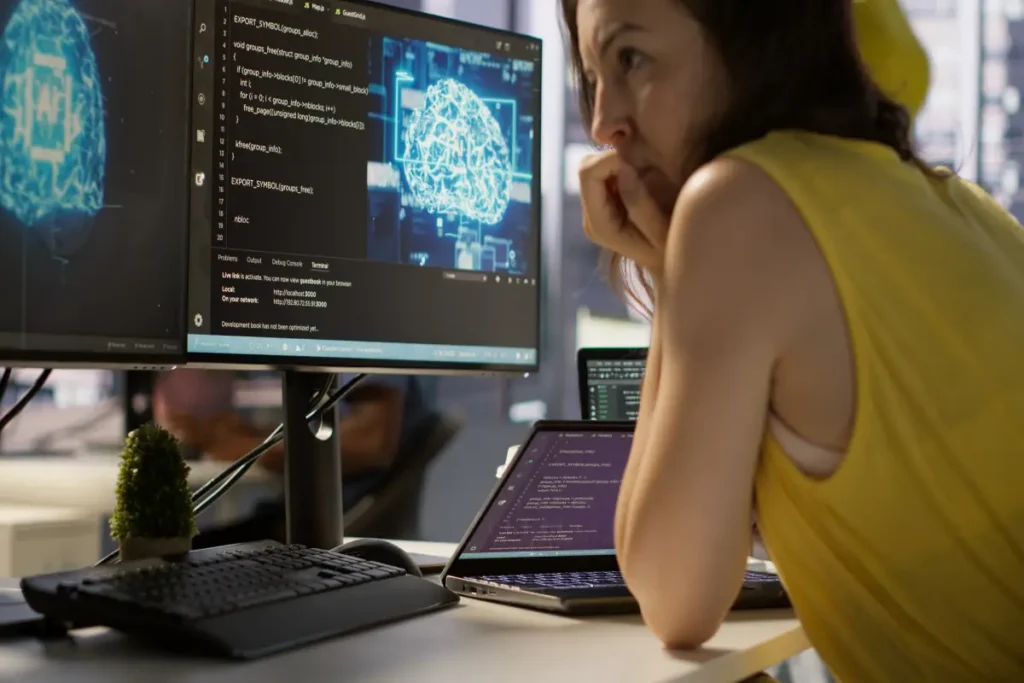 Mujer trabajando con Inteligencia Artificial