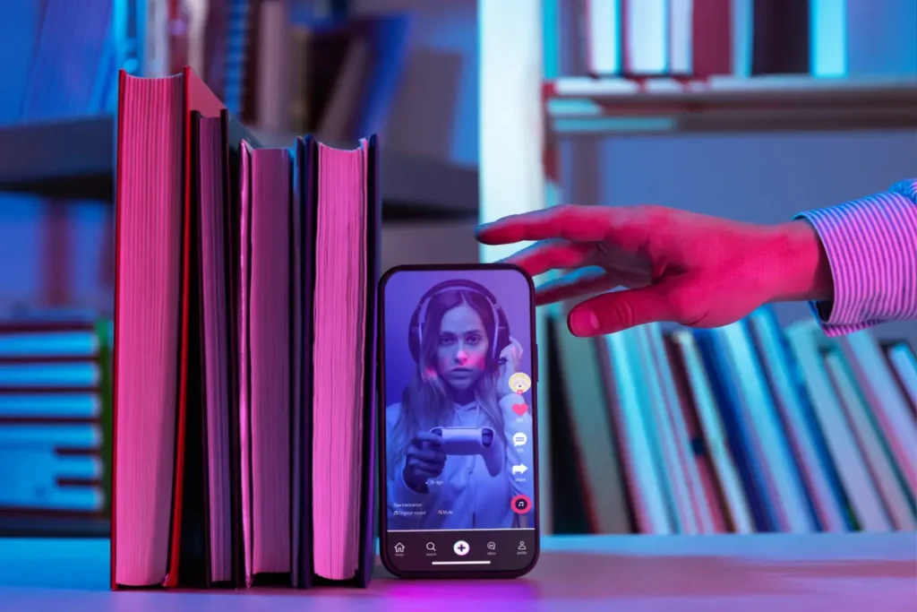 Móvil en el que se visualiza la interfaz de TikTok
