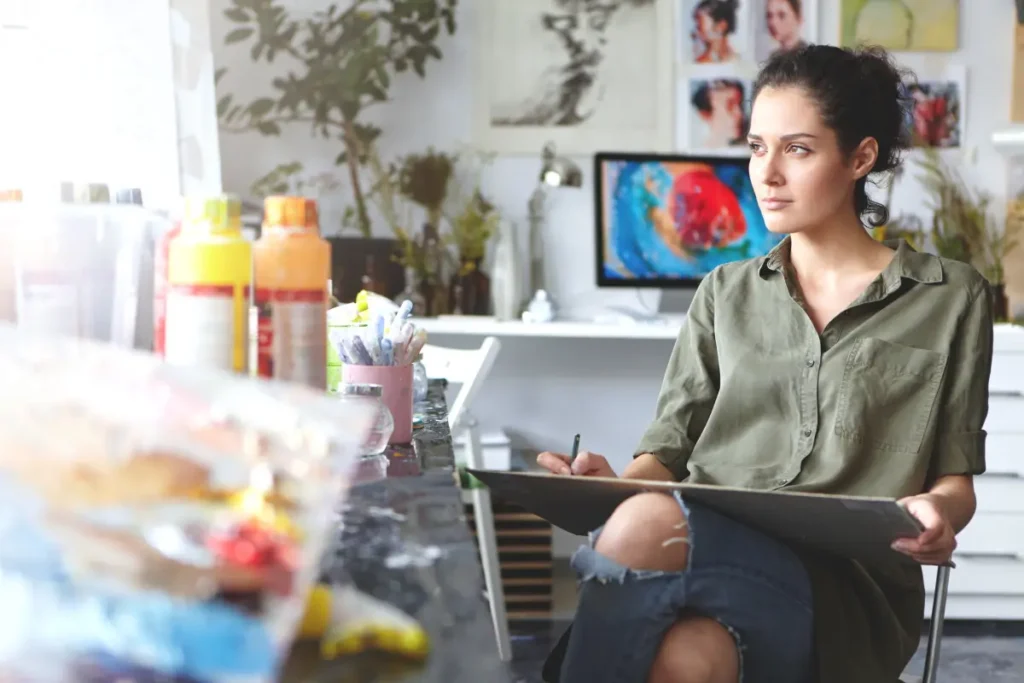 Mujer con un portátil en un entorno creativo