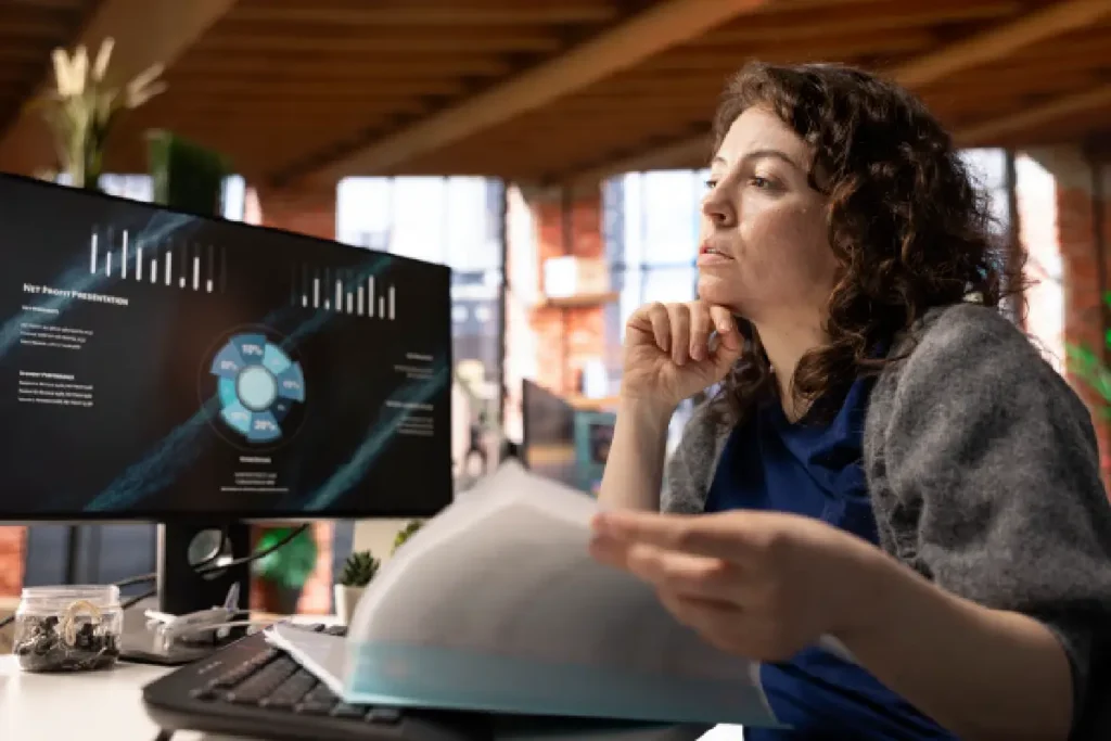Mujer analizando datos de una empresa