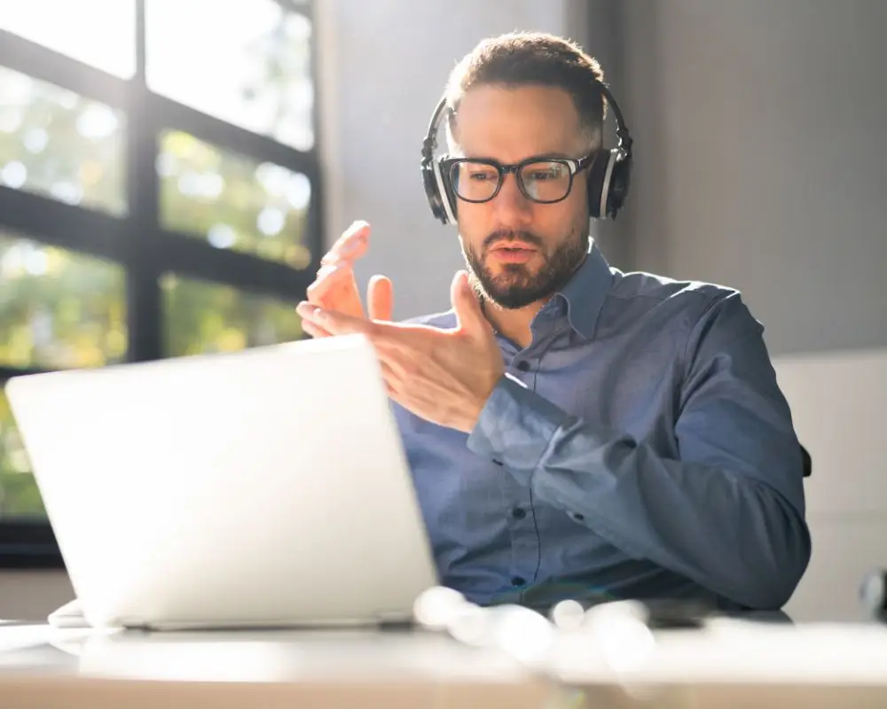 Un joven atendiendo a un webinar en el ordenador