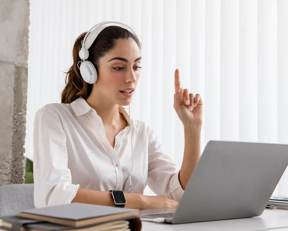 Una chica joven atendiendo a un webinar con su ordenador personal