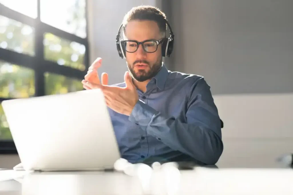 Hombre joven frente al ordenador en una formación online