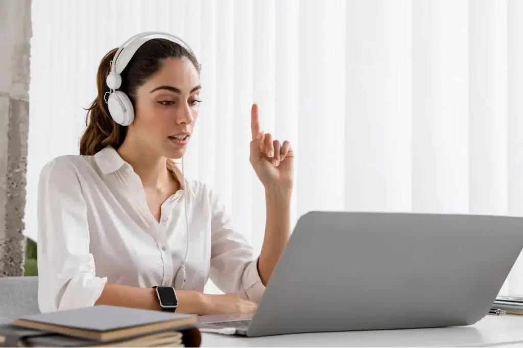 Mujer joven frente portátil en una formación online