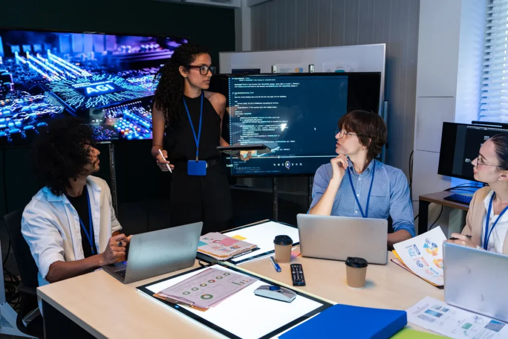 Personas jóvenes trabajan en una oficina del sector tecnológico